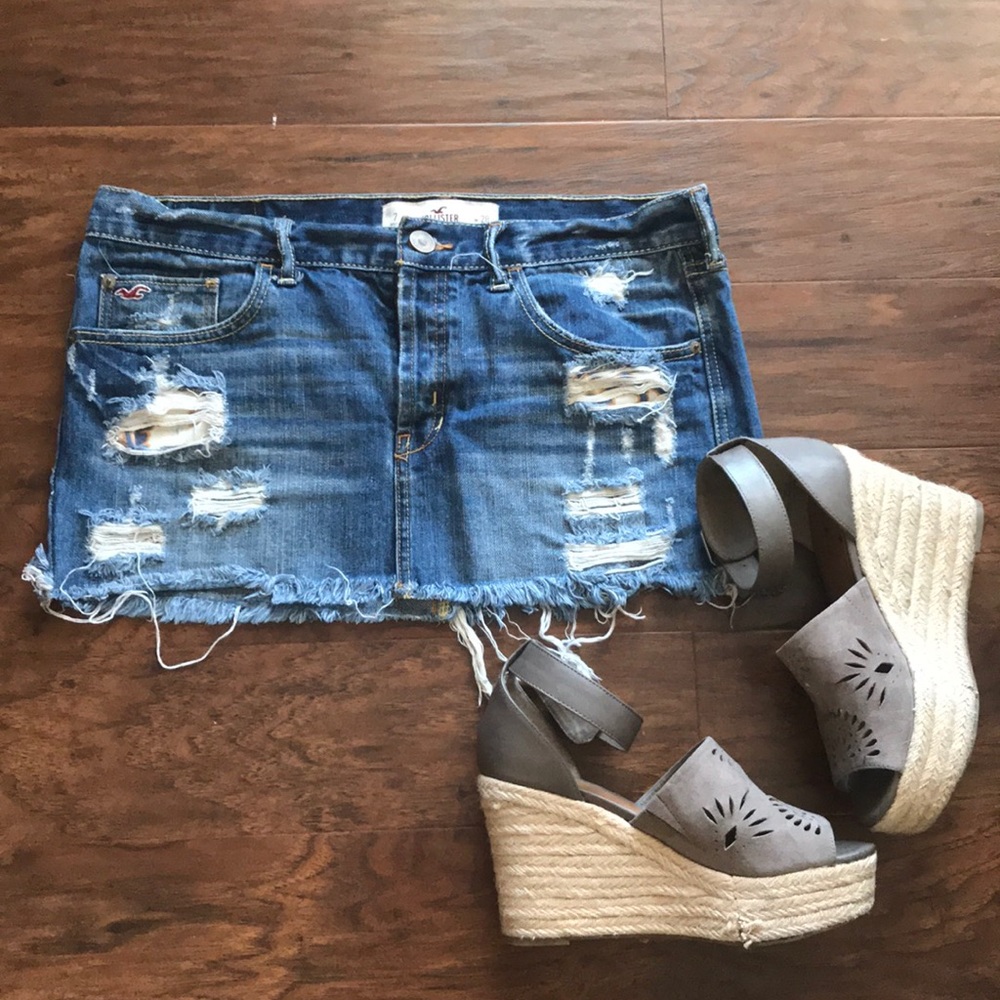 HOLLISTER MINI DISTRESSED SKIRT